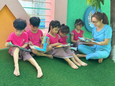 Hưởng ứng Ngày đọc sách (21/4) các bé của Trường MN Sen Hồng  tham gia đọc sách cùng cô.